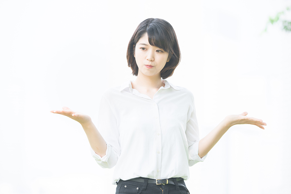 どれを選ぶか迷う人のイメージ