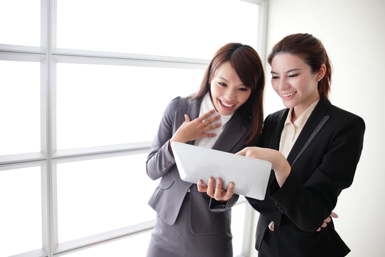書類を見る女性