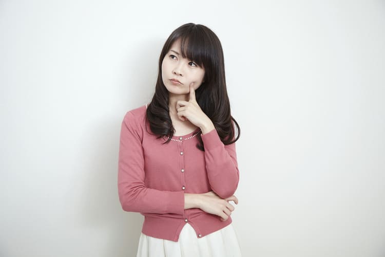 悩む女性