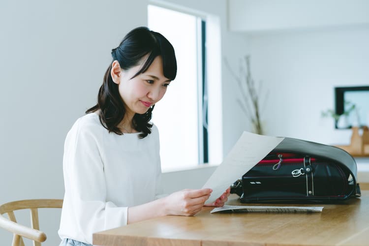 プリントを見る女性