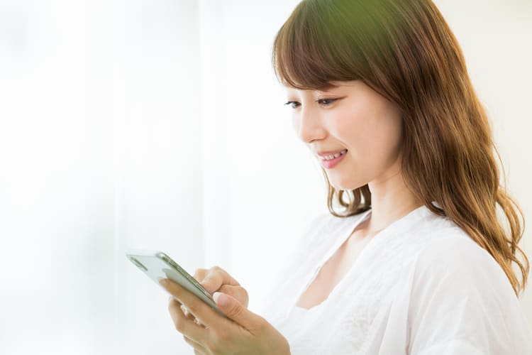 スマホを見る女性