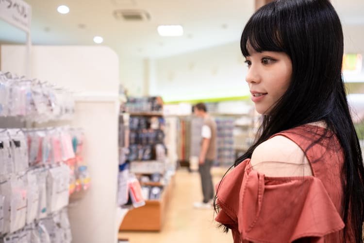 買い物をする女性