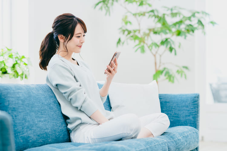スマホを見る女性