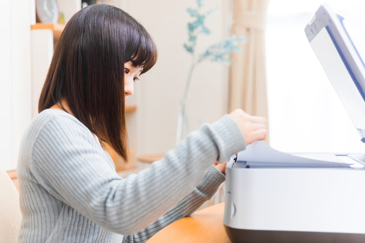 書類をスキャンする女性
