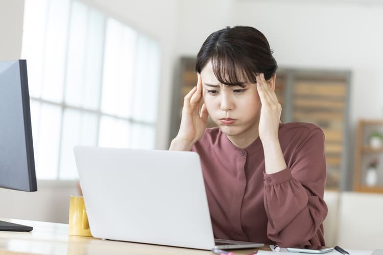 仕事をする女性