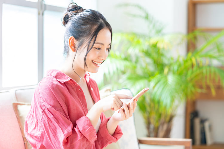 スマホを操作する女性