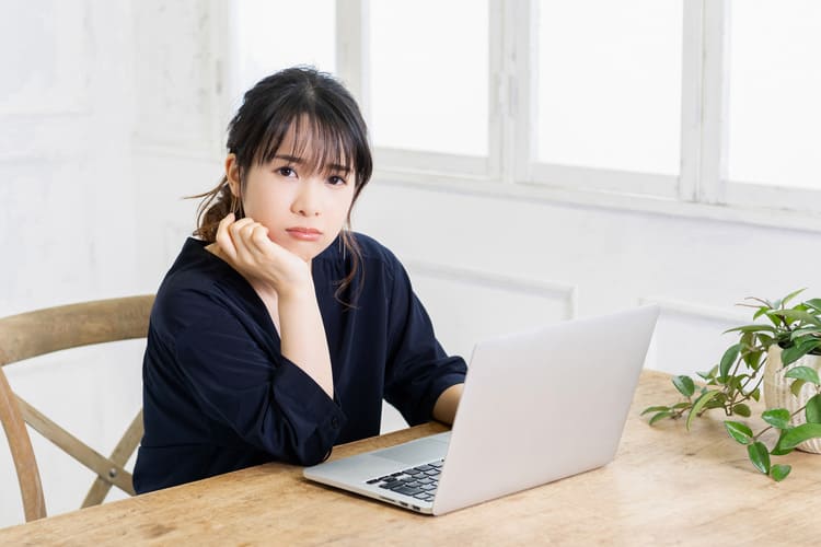 考え事をする女性