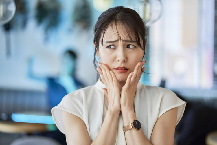 悩む女性