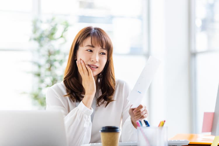 書類を確認する女性