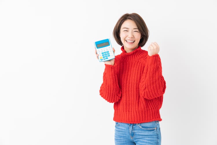 電卓を持つ女性