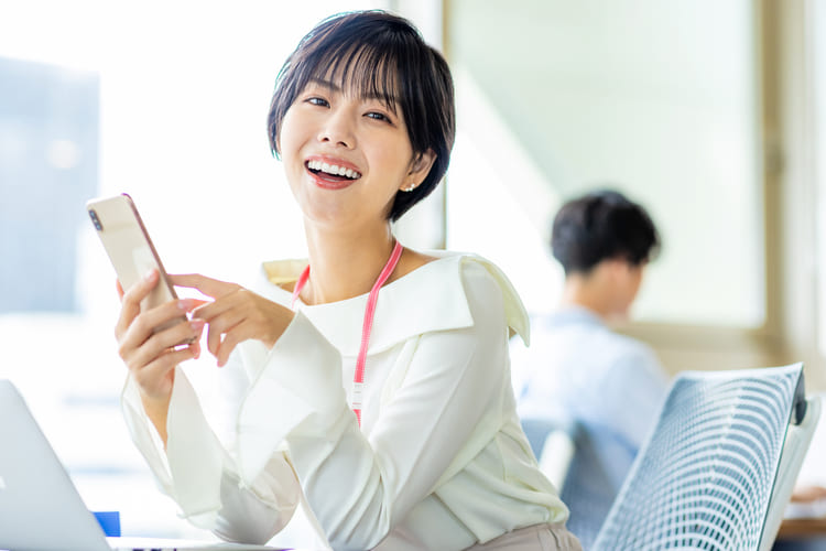 スマホを持っている女性