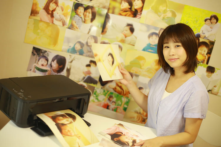 写真をプリントする女性