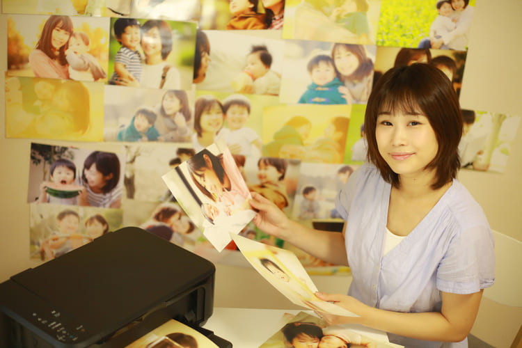 写真をプリントする女性