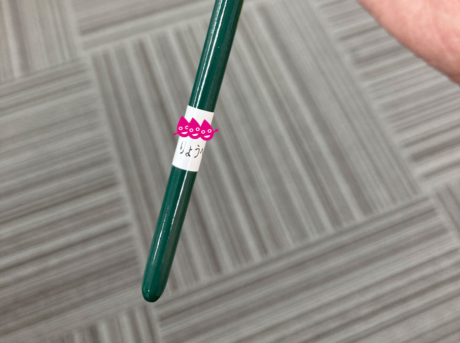 筆に貼ってみた