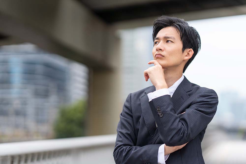 互換という言葉に不安を持っている男性のイメージ