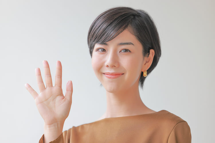 5つ目のポイントのポーズの女性