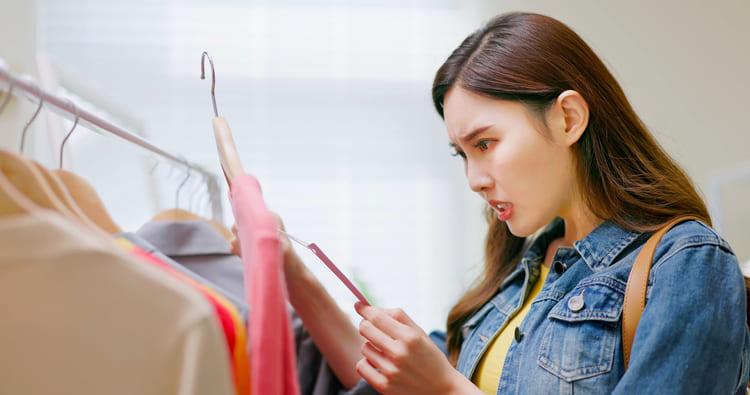 値札を見る女性